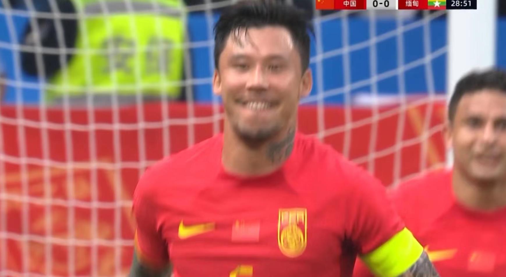 国足2: 0缅甸，张琳芃立功，进球前谁注意他举动，大叫的李铁尴尬了(1)