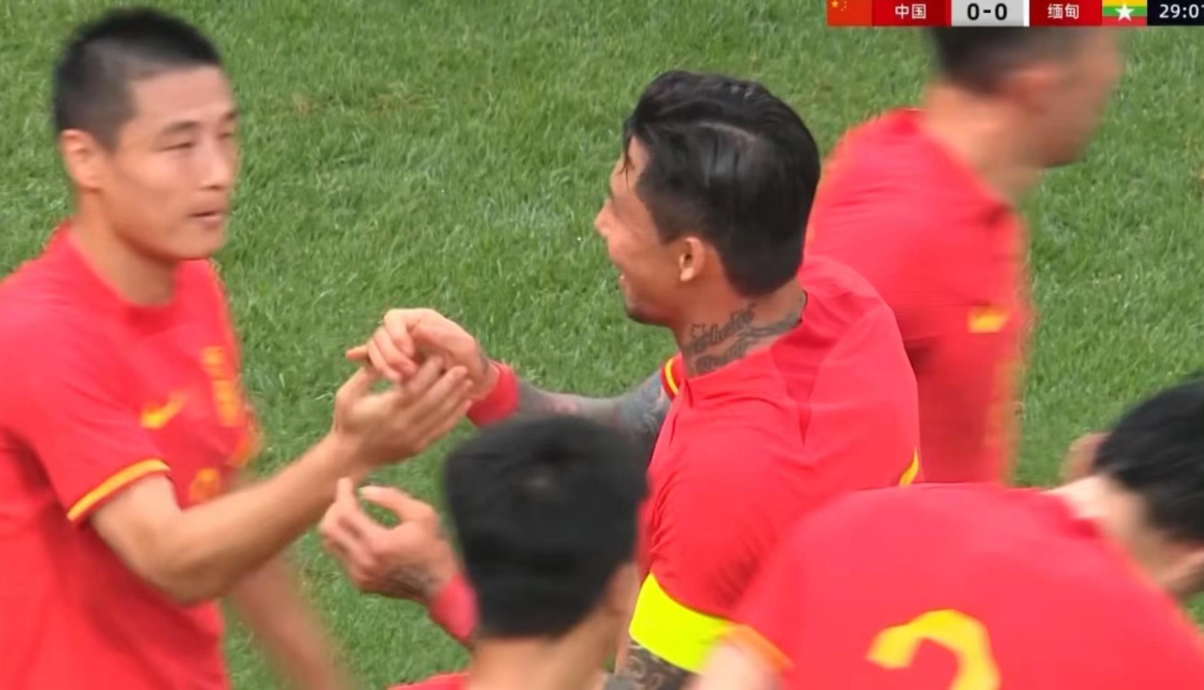 国足2: 0缅甸，张琳芃立功，进球前谁注意他举动，大叫的李铁尴尬了(2)