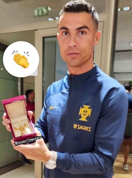 战胜波黑后，C罗获得了一条球迷赠送的金项链

C罗在2024年欧洲杯预选赛的比赛(1)