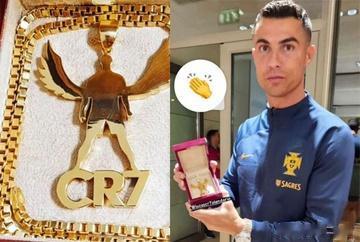 战胜波黑后，C罗获得了一条球迷赠送的金项链

C罗在2024年欧洲杯预选赛的比赛(2)