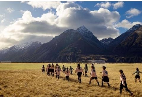 新西兰女孩在世界上最美丽的地方踢足球(1)