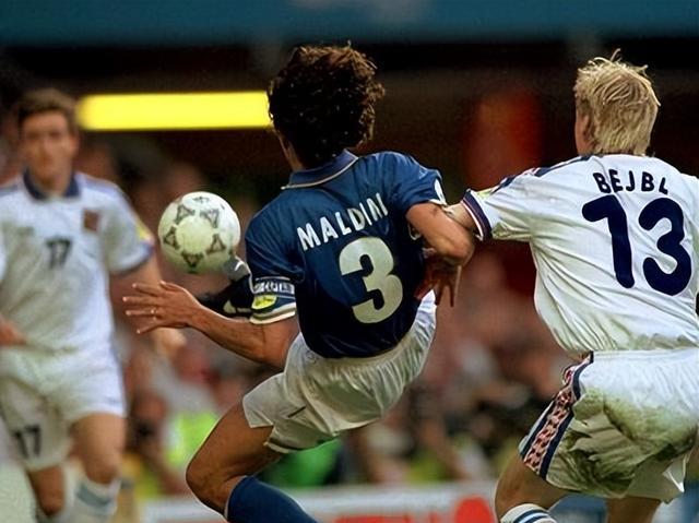 马尔蒂尼的欧洲杯-2，1996年意大利与冠亚军同组，遗憾无缘淘汰赛(4)