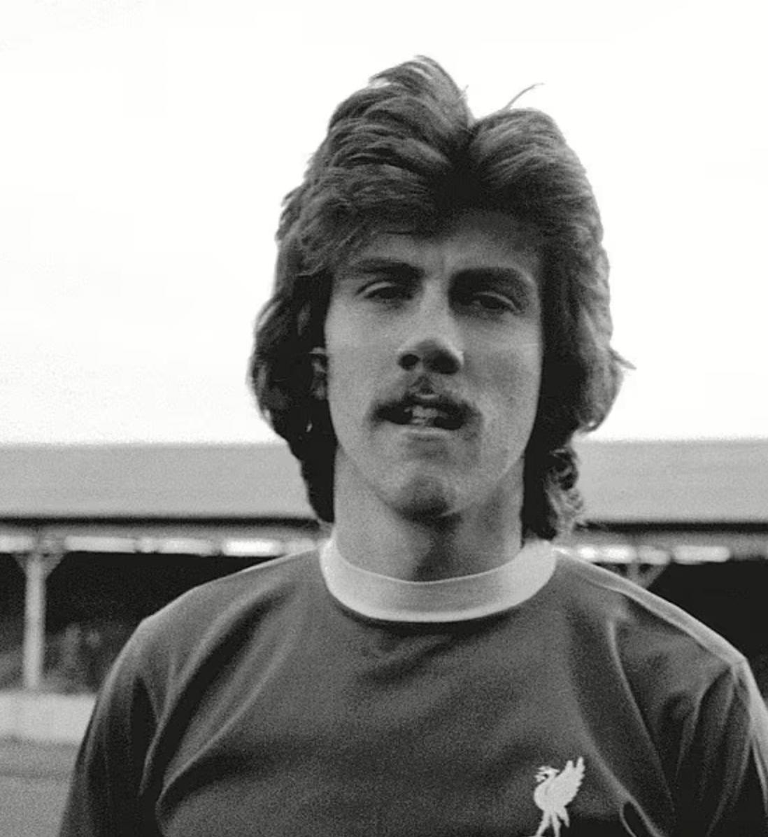 1974年比尔·香克利在17岁时选中他后，这位利物浦最年轻球员纪录保持了36年，如今去世，享年66岁(1)