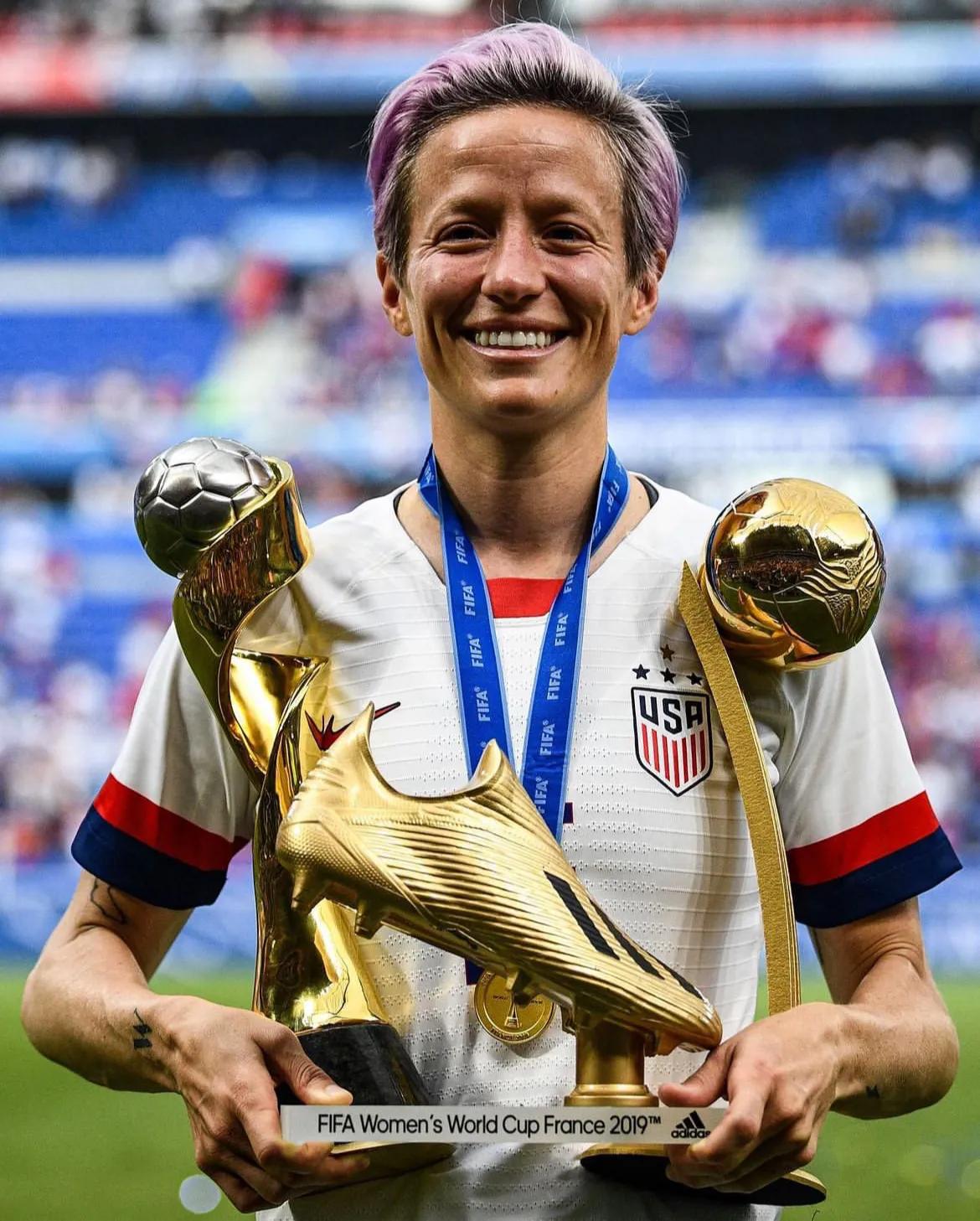 美国女足队长拉皮诺埃宣布，将于本赛季结束后正式退役。

拉皮诺埃帮助美国女足2次(2)