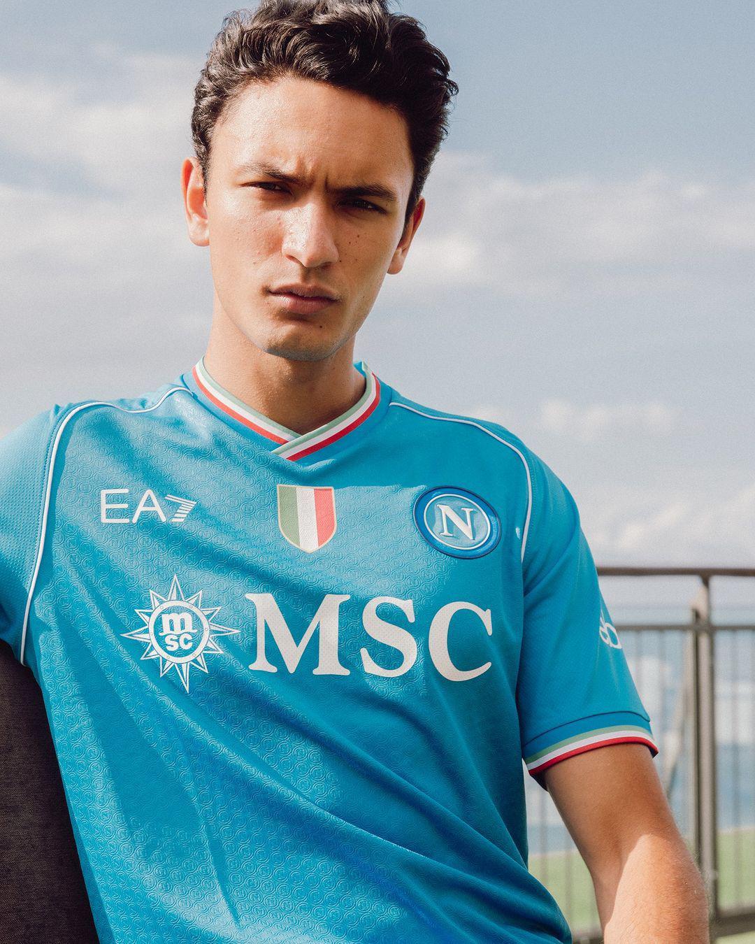 那不勒斯发布新赛季主客场球衣，与阿玛尼旗下品牌EA7连续第3年合作，大家觉得怎么(1)