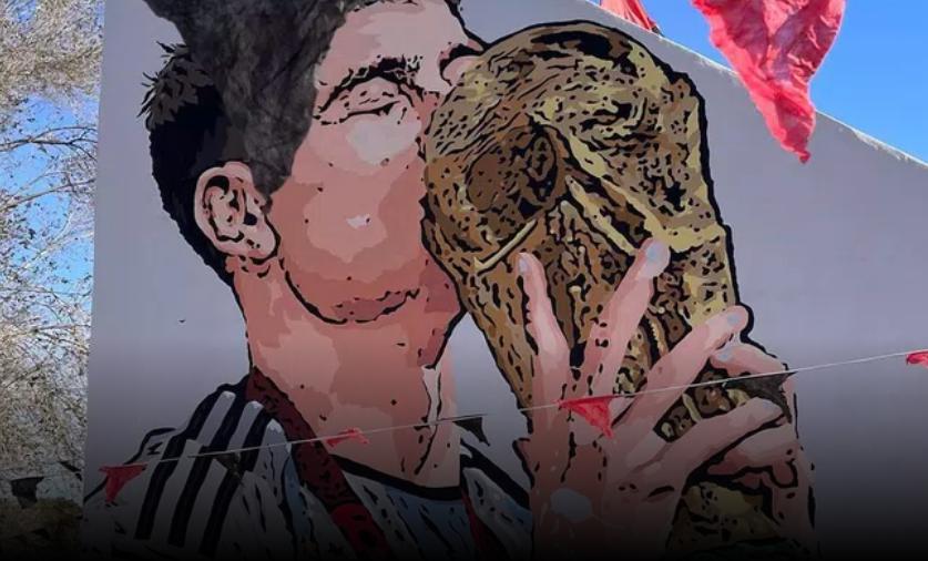罗马球星迪巴拉亲吻世界杯的壁画，出现在迪巴拉在阿根廷的故乡(1)