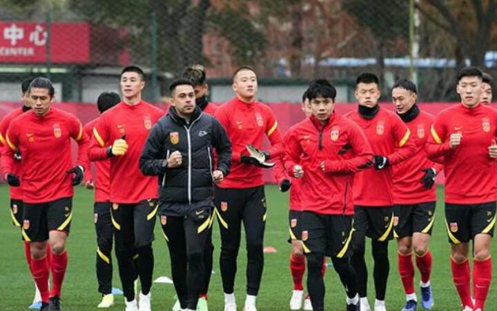 韩国国脚去了拜仁，外国15岁球员遭豪门争抢，中国裁判搅乱比赛(4)