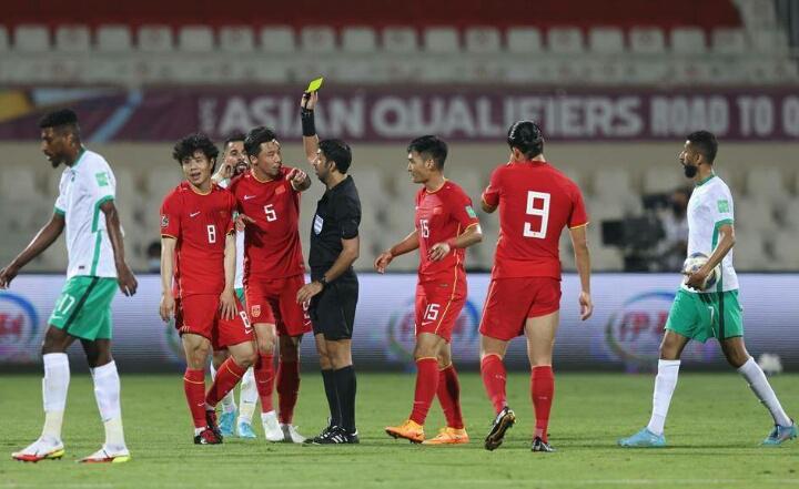 韩国国脚去了拜仁，外国15岁球员遭豪门争抢，中国裁判搅乱比赛(5)