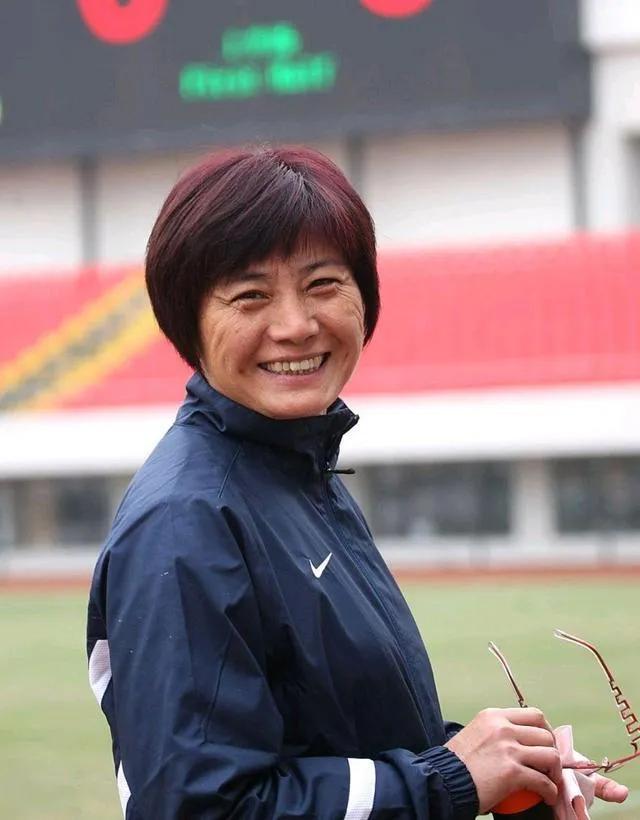 中国女足世界杯首战铩羽，小组出线形势严峻。球迷对主帅水庆霞的战术打法和用人提出了(1)