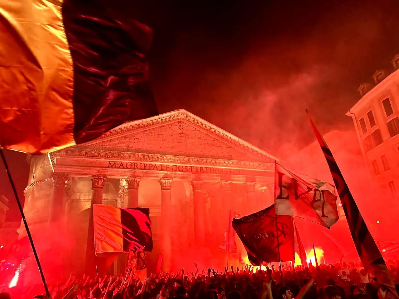 乙未年七月二十二日，罗马俱乐部适逢九十六周年庆典。是夜，罗马球迷众皆欢腾，燃放烟(2)
