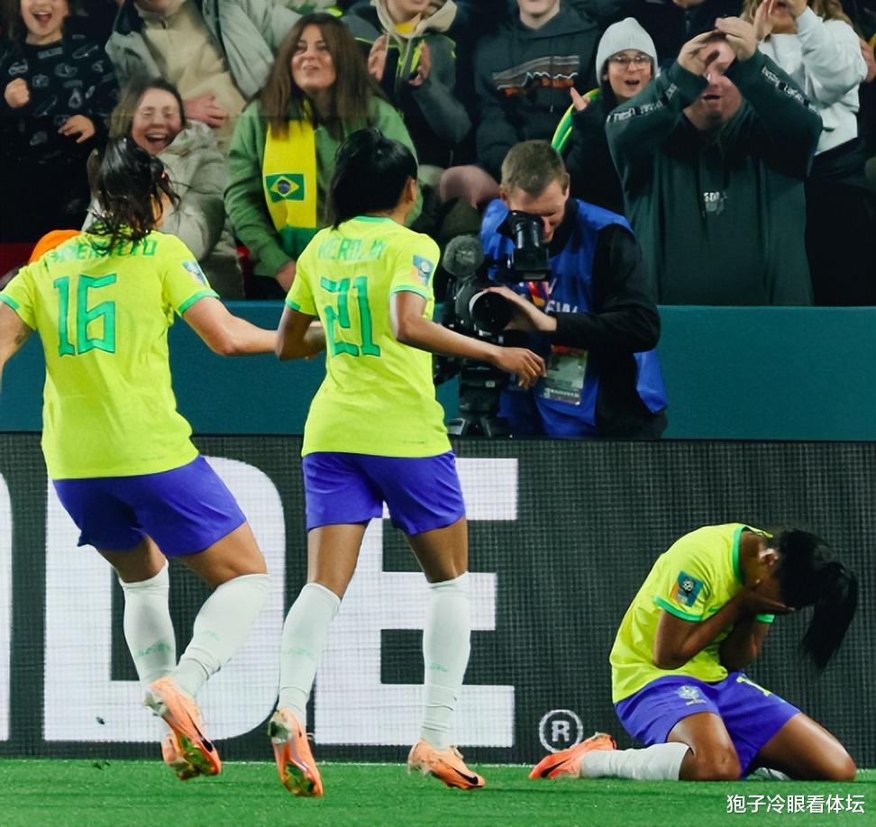 女版小罗！巴西神锋不仅长得像：帽子戏法+脚后跟助攻闪耀世界杯(2)