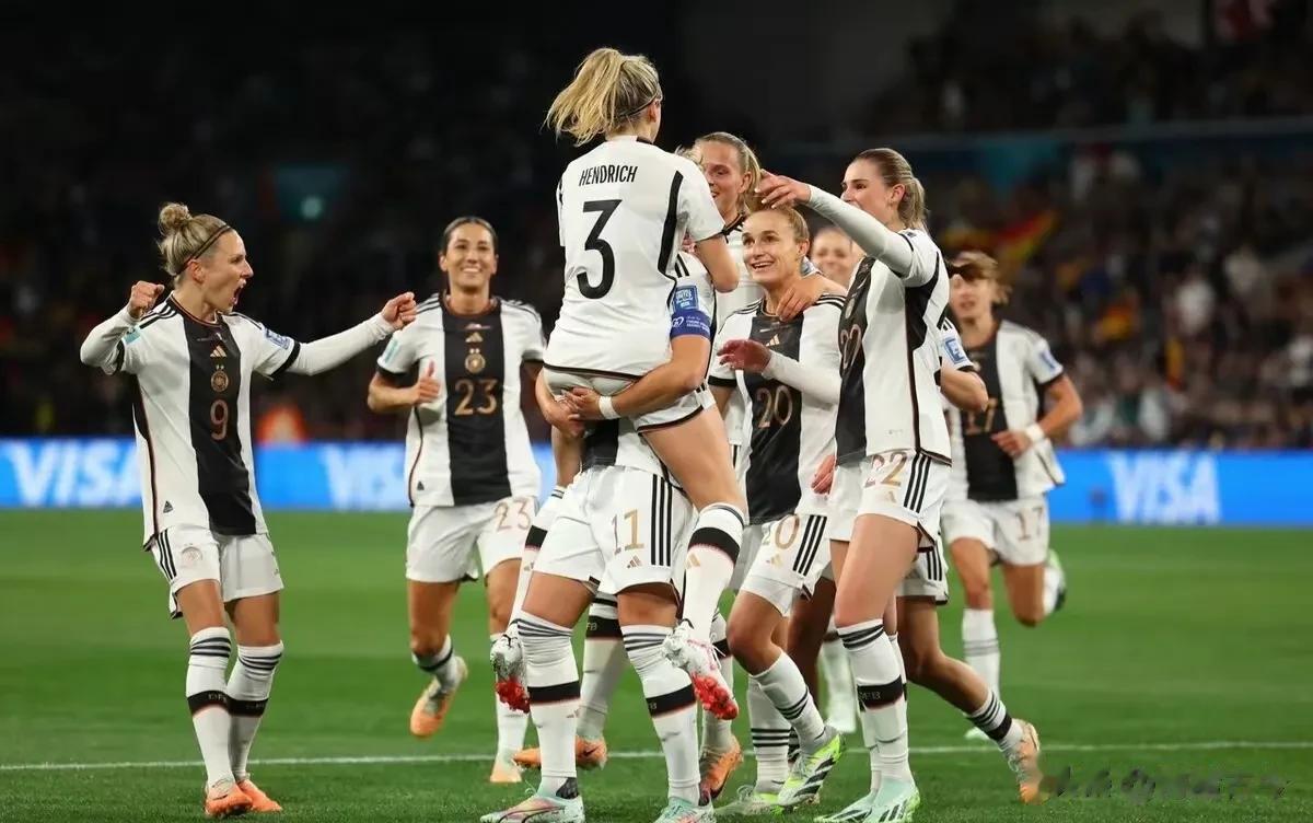 黄健翔：德国女足6比0狂胜，她们比德国男足更德国。众所周知，2014年7比1赢巴(1)