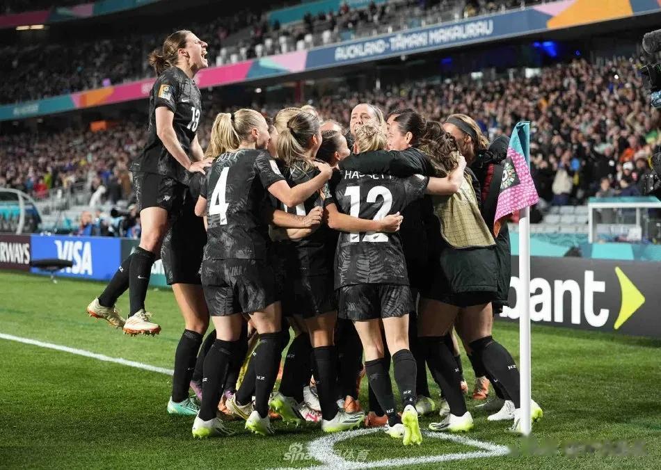 女足世界杯首轮之最：
最具冠军相球队：德国队（攻守均衡）
最具男性化球队：美国队(4)