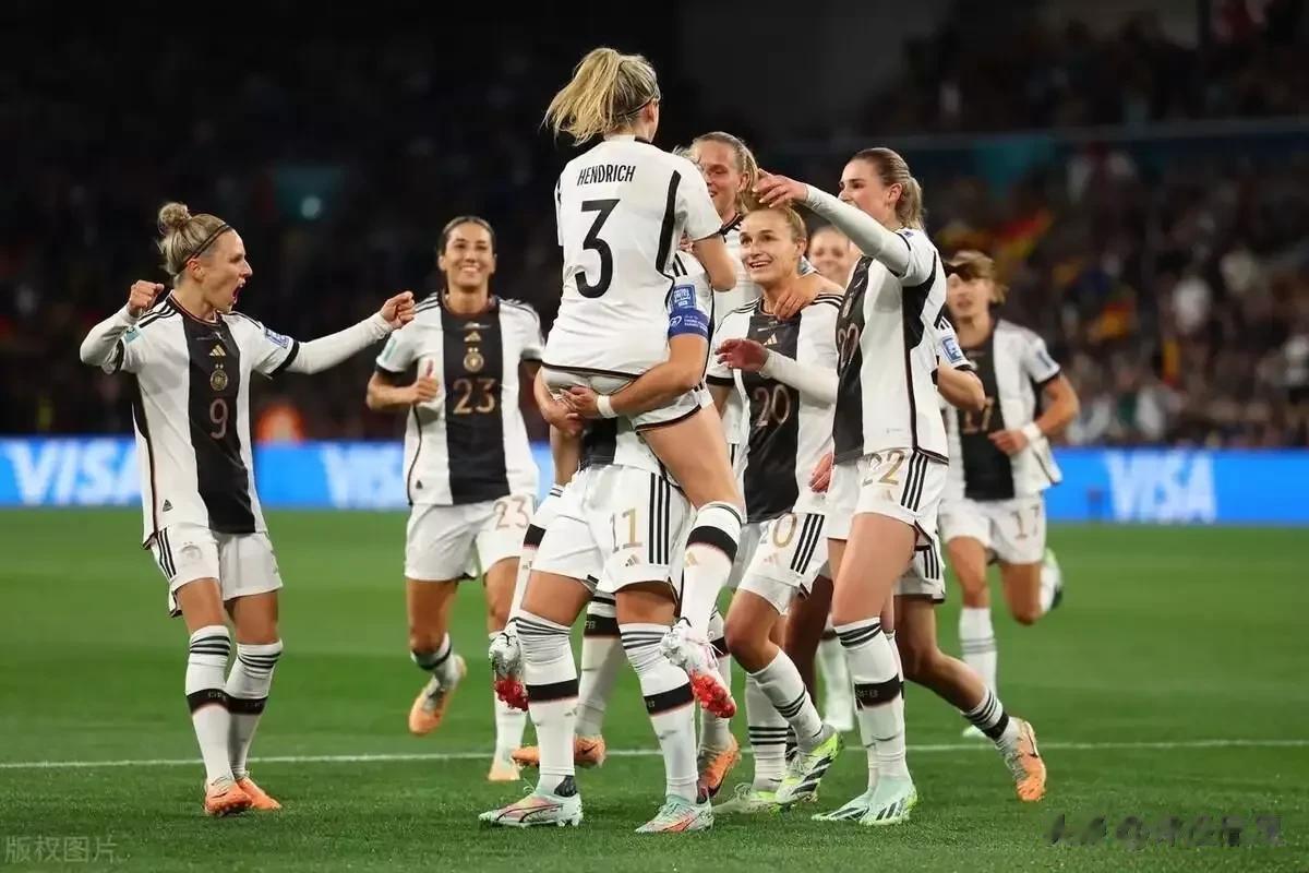 女足世界杯首轮之最：
最具冠军相球队：德国队（攻守均衡）
最具男性化球队：美国队(6)
