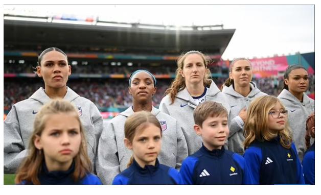 梅根·凯利痛斥美国女足在世界杯奏国歌时保持沉默(1)