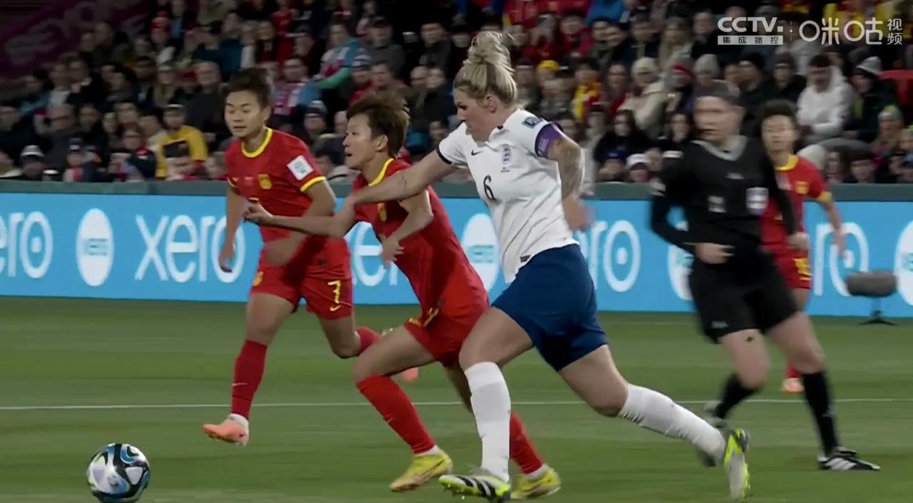 中国女足半场0-3落后英格兰，真的是实力不允许啊！逼抢比较靠前，很容易被对方通过(2)