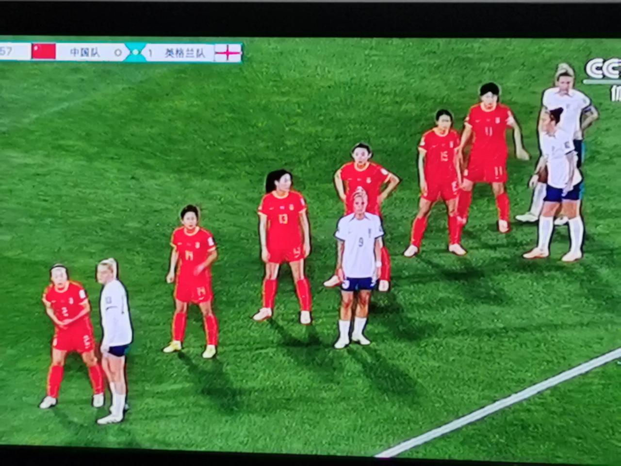 中国女足开场四分钟就丢球，主要是队员太紧张了。尤其是守门员朱钰，这样以来中国队取(1)