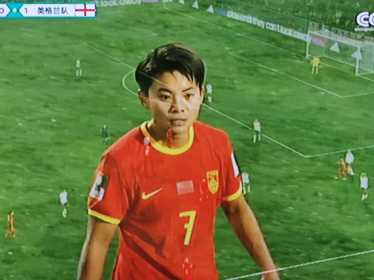 中国女足开场四分钟就丢球，主要是队员太紧张了。尤其是守门员朱钰，这样以来中国队取(2)