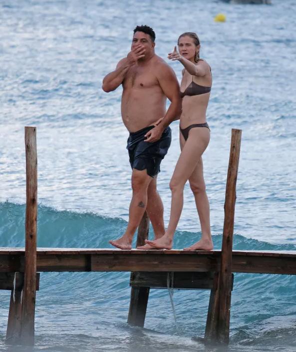 潇洒惬意！大罗与女友被拍到在伊比萨岛度假，在海中畅游(1)