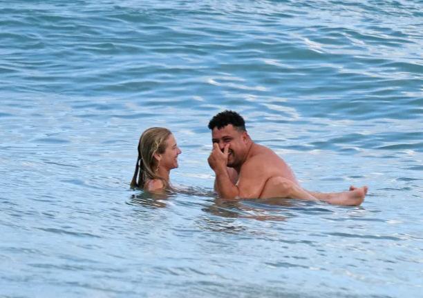 潇洒惬意！大罗与女友被拍到在伊比萨岛度假，在海中畅游(3)