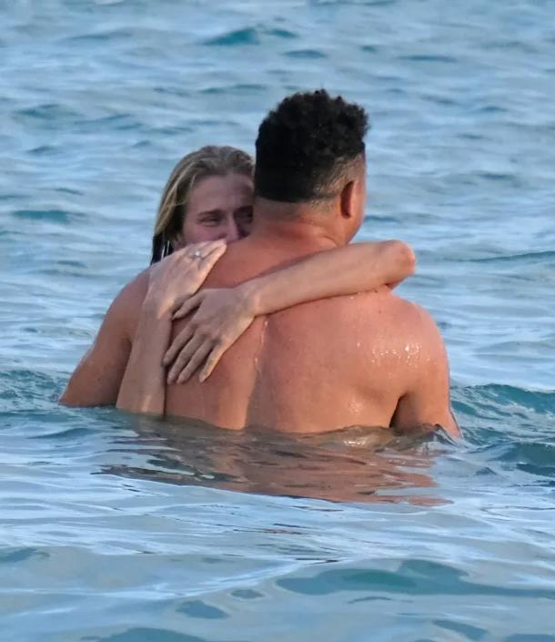 潇洒惬意！大罗与女友被拍到在伊比萨岛度假，在海中畅游(4)