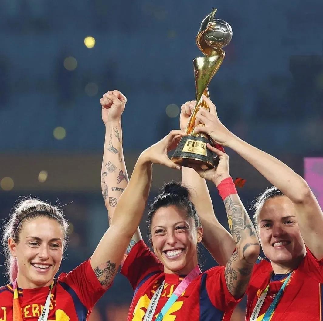 历史性时刻！西班牙队问鼎第9届女足世界杯冠军，英格兰队勇夺亚军！这两支球队都创造(1)