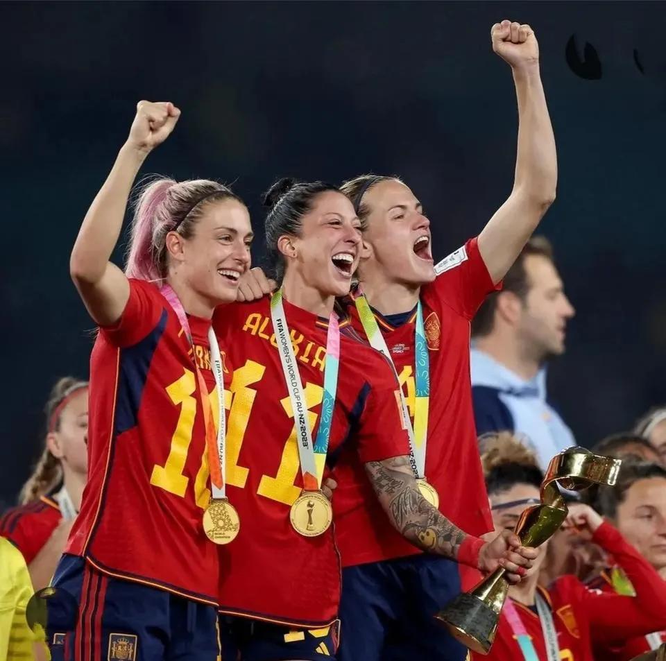 历史性时刻！西班牙队问鼎第9届女足世界杯冠军，英格兰队勇夺亚军！这两支球队都创造(3)