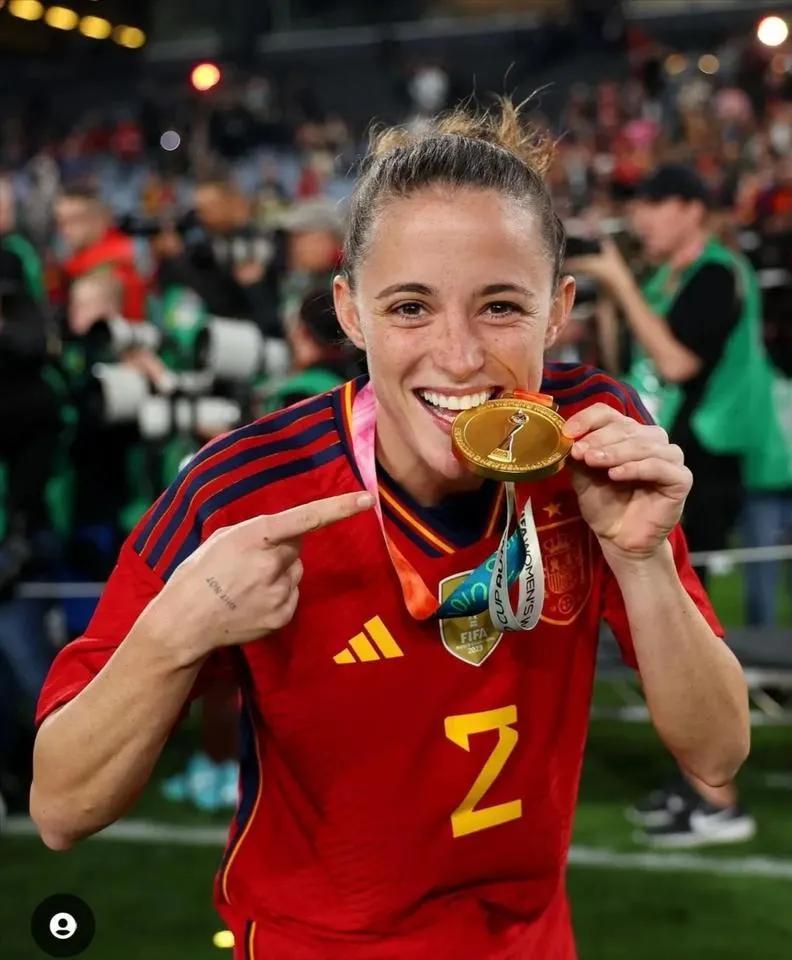 历史性时刻！西班牙队问鼎第9届女足世界杯冠军，英格兰队勇夺亚军！这两支球队都创造(4)