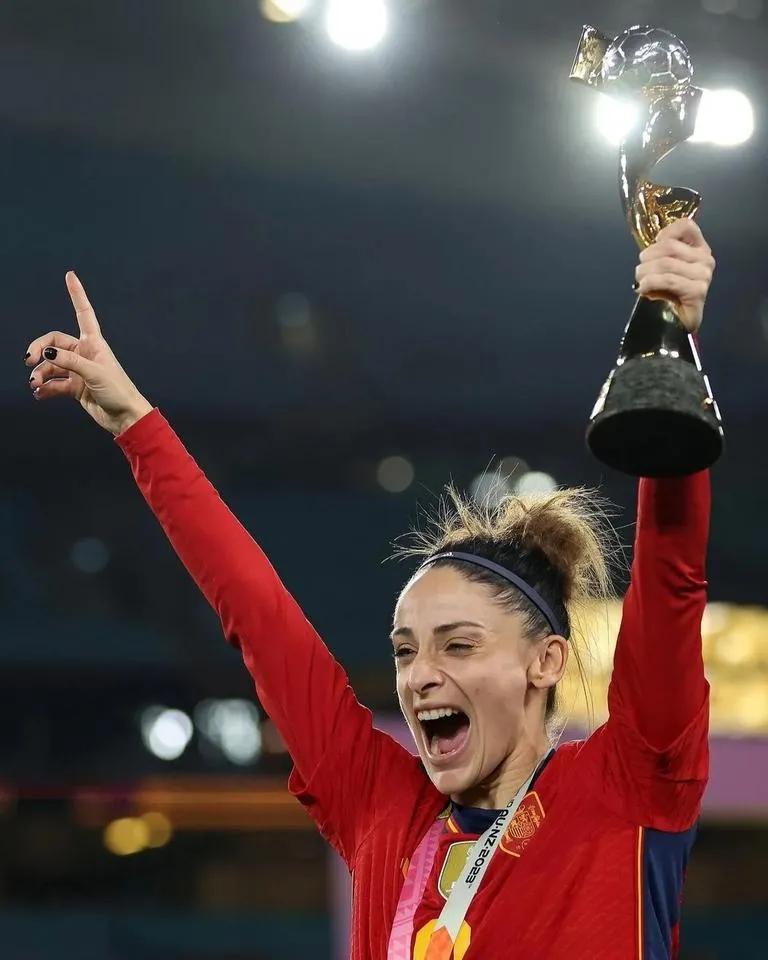 历史性时刻！西班牙队问鼎第9届女足世界杯冠军，英格兰队勇夺亚军！这两支球队都创造(6)