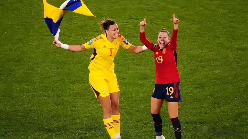 西班牙女子足球队夺得了女足世界杯冠军，并在第一时间举起了乌克兰国旗，以示对乌克兰(1)