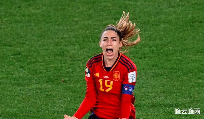 世界杯决赛前两天父亲去世，家人为她保密，结果她率领西班牙登顶(2)