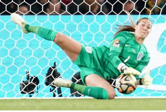 足球迷要求耐克在女足世界杯上赢得金手套后释放玛丽·厄普斯的衬(1)