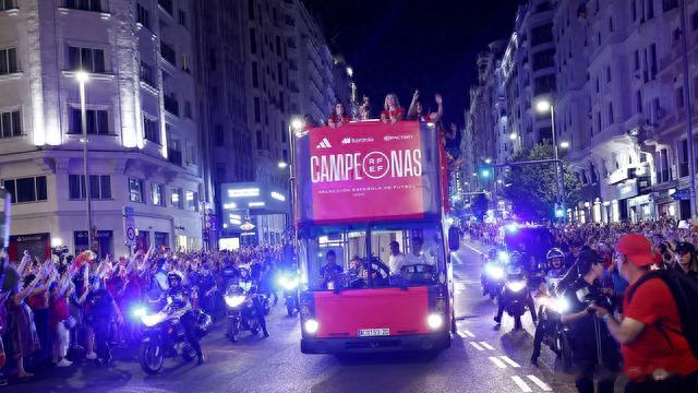 西班牙女足在2023女足世界杯夺冠，马德里敞篷巴士游街庆祝(1)