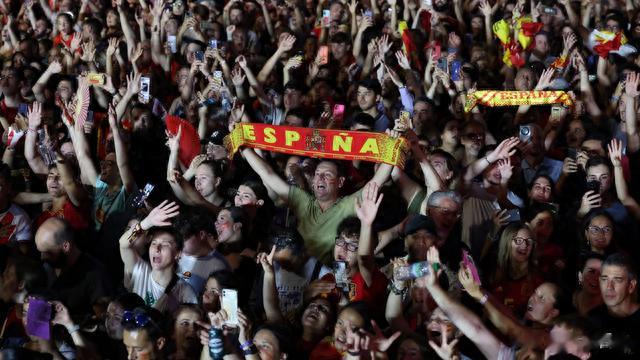 西班牙女足在2023女足世界杯夺冠，马德里敞篷巴士游街庆祝(2)