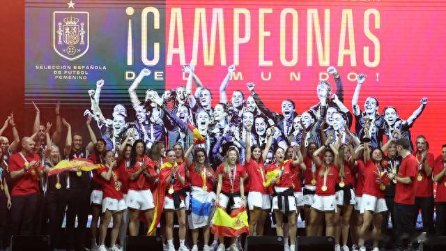 西班牙女足在2023女足世界杯夺冠，马德里敞篷巴士游街庆祝(3)