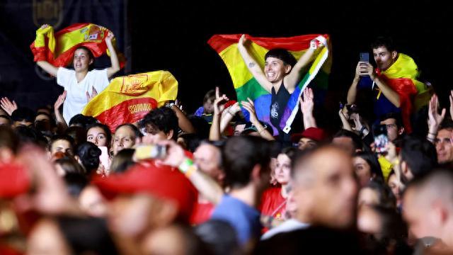 西班牙女足在2023女足世界杯夺冠，马德里敞篷巴士游街庆祝(4)