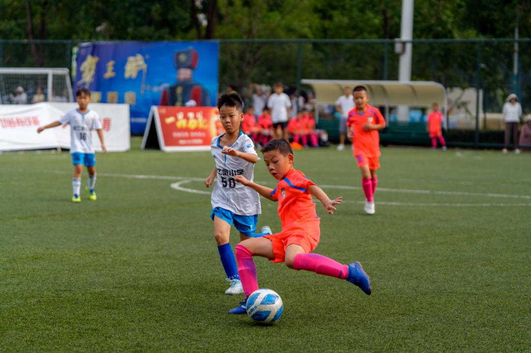 武汉经开区校园足球联赛在武汉体育中心足球公园开赛(1)