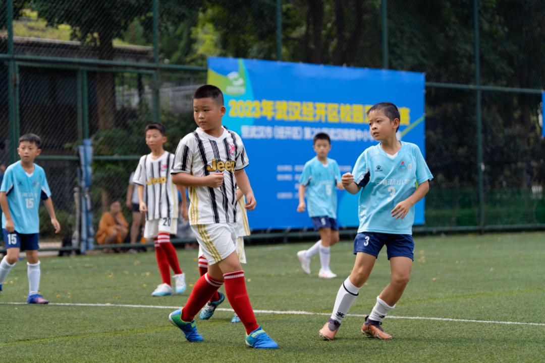 武汉经开区校园足球联赛在武汉体育中心足球公园开赛(2)