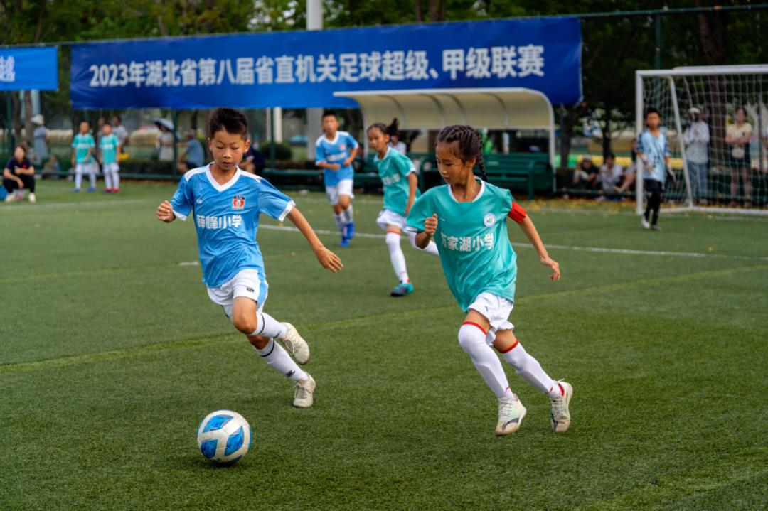 武汉经开区校园足球联赛在武汉体育中心足球公园开赛(4)