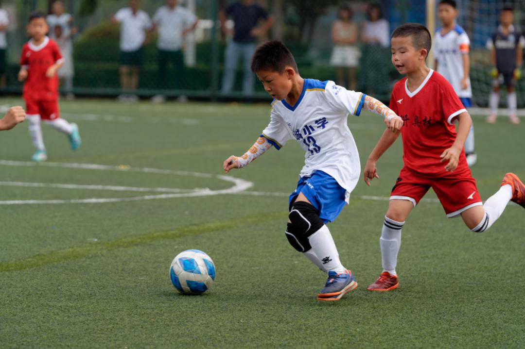 武汉经开区校园足球联赛在武汉体育中心足球公园开赛(5)