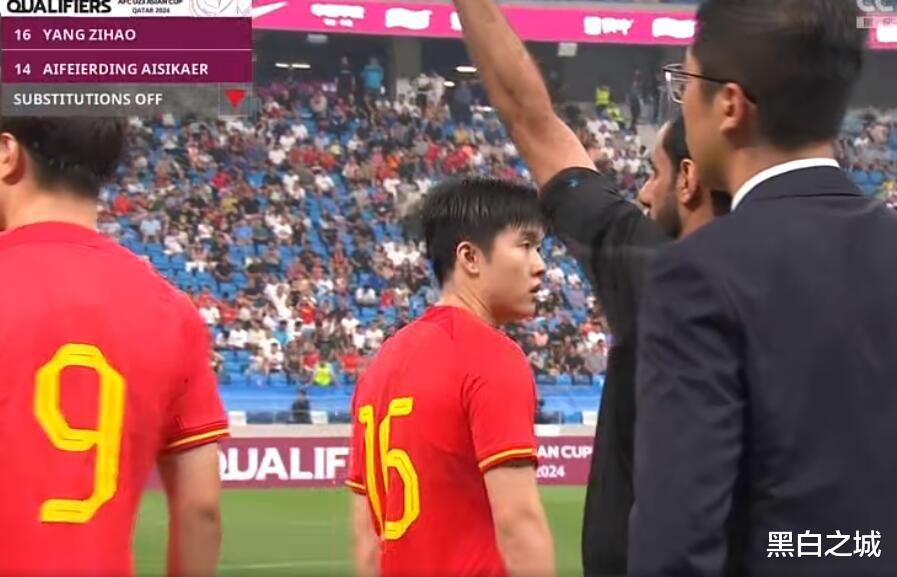 令人绝望！中国男足再现业余失误，停球2米远，这4年练了些啥？(1)