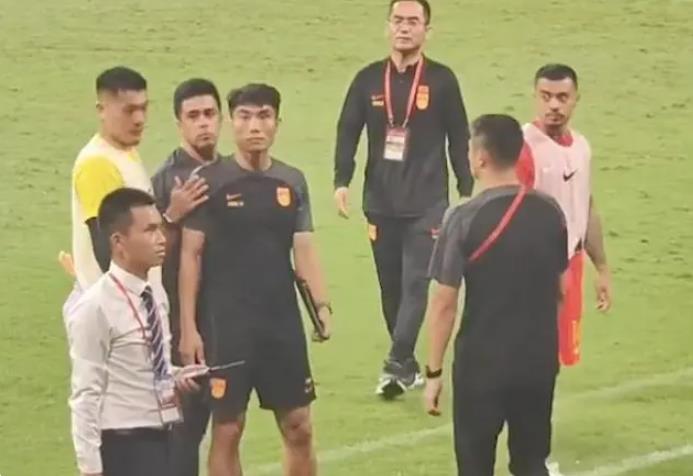 为何难赢马来西亚？郑智布置战术，谁注意男足球员反应，名记怒骂(4)