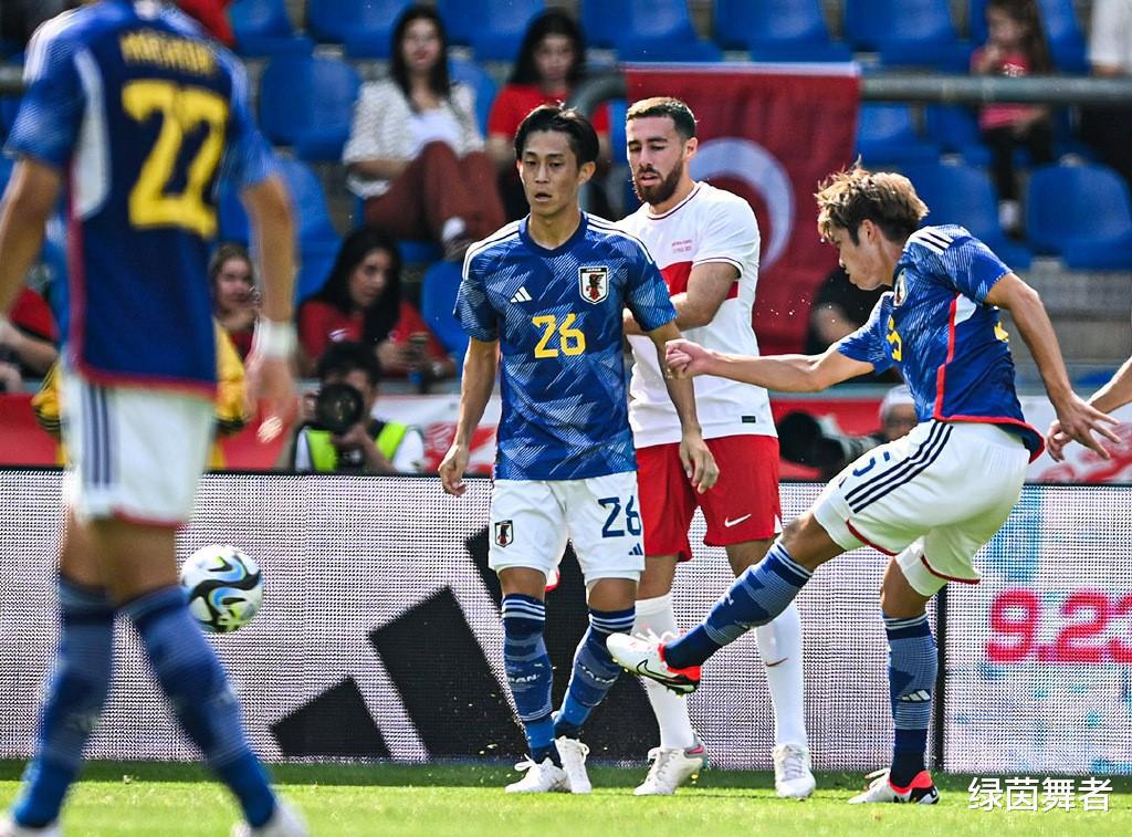 0-1！4-2！东亚足球悲喜夜！日本二队轻取欧洲劲旅，国足家门口遭羞辱(4)