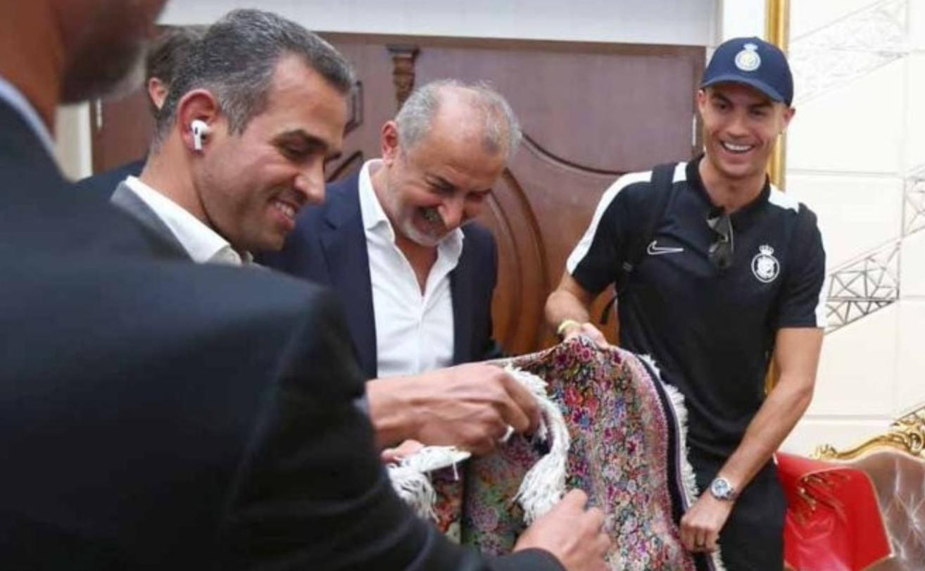 C罗效应！抵达伊朗球迷疯狂，获赠60万波斯毛毯，与大使合影(1)