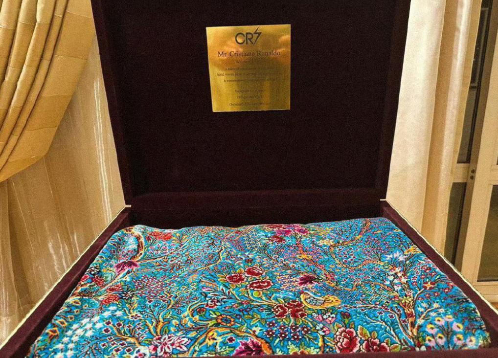 C罗效应！抵达伊朗球迷疯狂，获赠60万波斯毛毯，与大使合影(2)