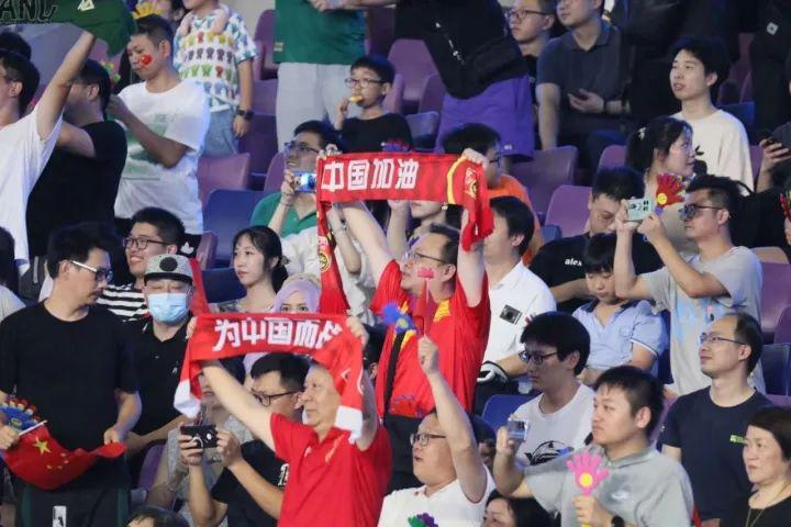 赢了！中国男足5：1大胜！杭州这里人山人海，刚刚全场沸腾(5)