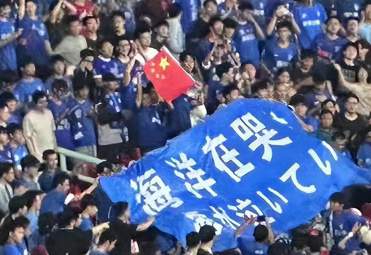 亚冠争议一幕！武汉球迷大骂“八嘎”，焚烧日本国旗，遭日媒谴责(2)