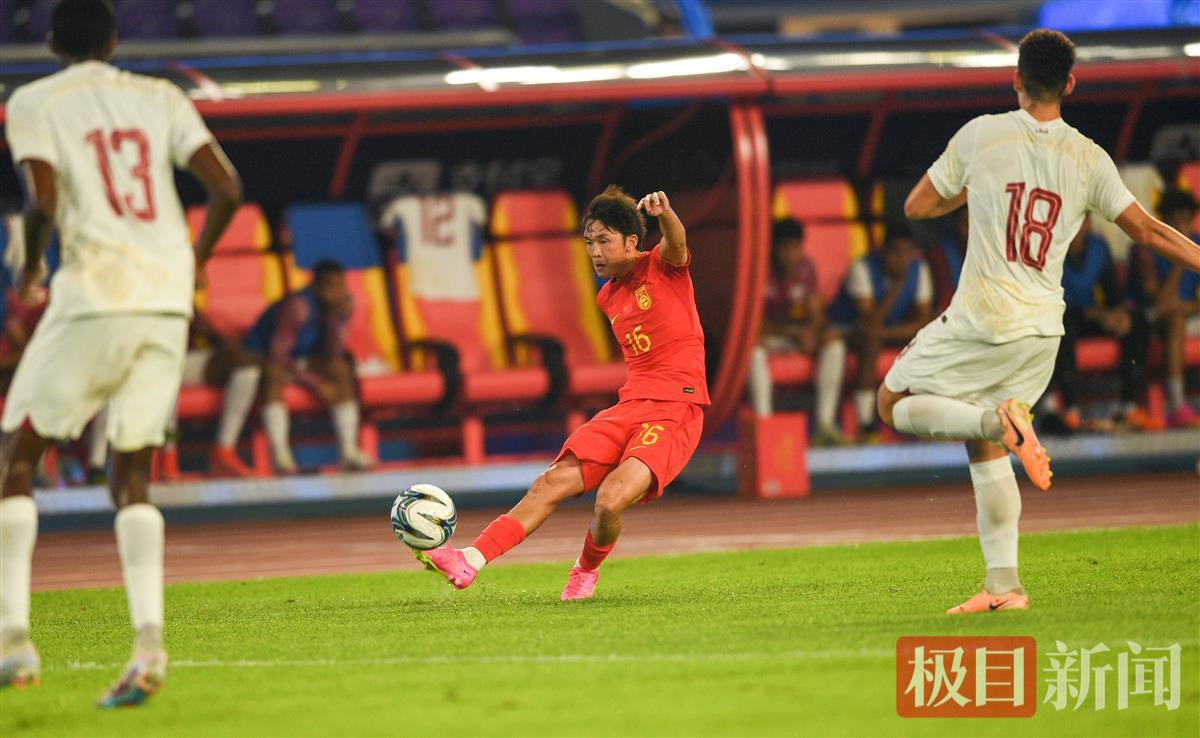 中国男足亚运队挺进八强，两位湖北运动员携手贡献四球(2)