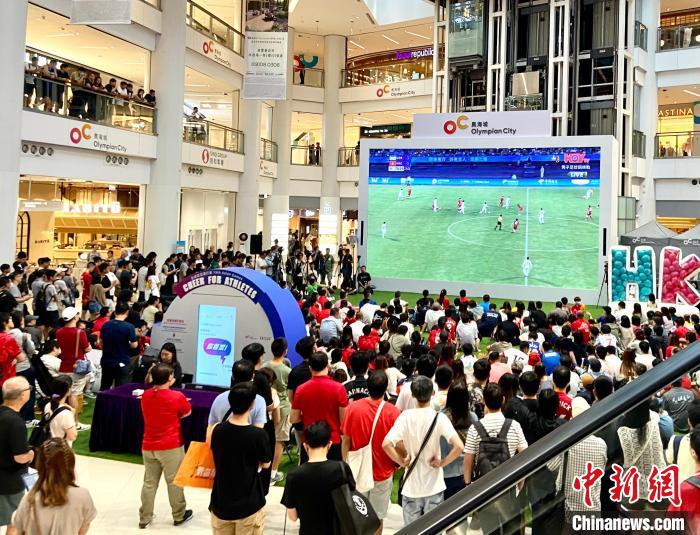 香港市民观看直播支持港足 鼓励球员再接再厉(1)
