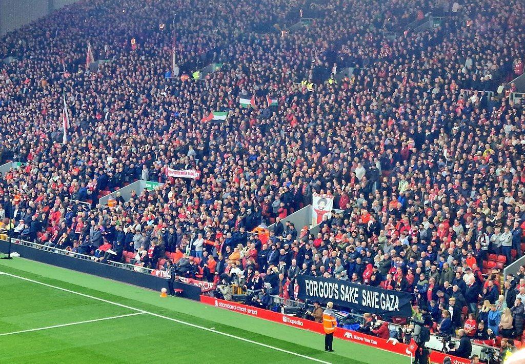 一些利物浦球迷举起巴勒斯坦国旗，还有“拯救加沙”横幅(1)